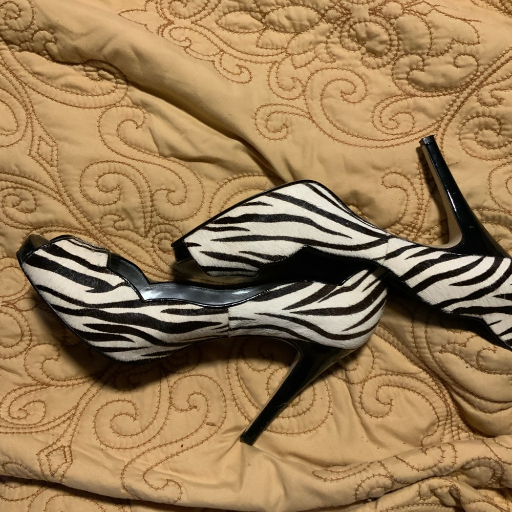 Beautiful zebra striped, ponytail, peekaboo, Guess shoes. Size 8.5